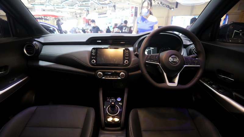 Hyundai Ioniq Pengunjung melihat mobil listrik Hyundai Ioniq yang dipamerkan dalam ajang pameran otomotif Gaikindo Indonesia International Auto Show (GIIAS) 2021 di ICE, BSD City, Tangerang Selatan, Senin (15/11/2021). Hyundai Ioniq meluncur berbarengan dengan Hyundai Kona medio November 2020 lalu. Dari segi eksterior, Hyundai Ioniq Electric ini sudah terpancar aura futuristik, berkat grill tanpa lubang, dengan lampu khas unik yang berasal dari lampu depan LED ke Day Running Light (DRL). Dari sisi interior, IONIQ menampilkan kesan modern dengan kursi berbalut kulit. IONIQ juga memiliki dua layar LCD yang menampilkan berbagai informasi untuk pengemudi. Cluster Supervision dengan layar LCD TFT 7