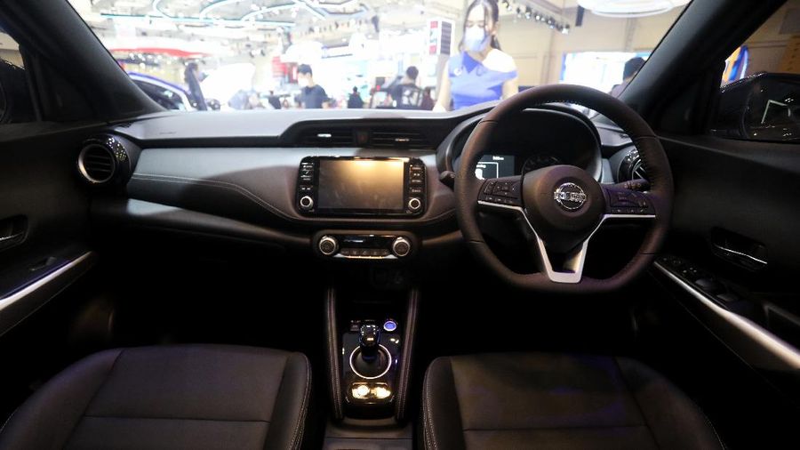 Pengunjung melihat mobil listrik Hyundai Ioniq yang dipamerkan dalam ajang pameran otomotif Gaikindo Indonesia International Auto Show (GIIAS) 2021 di ICE, BSD City, Tangerang Selatan, Senin (15/11/2021). Hyundai Ioniq meluncur berbarengan dengan Hyundai Kona medio November 2020 lalu. Dari segi eksterior, Hyundai Ioniq Electric ini sudah terpancar aura futuristik, berkat grill tanpa lubang, dengan lampu khas unik yang berasal dari lampu depan LED ke Day Running Light (DRL). Dari sisi interior, IONIQ menampilkan kesan modern dengan kursi berbalut kulit. IONIQ juga memiliki dua layar LCD yang menampilkan berbagai informasi untuk pengemudi. Cluster Supervision dengan layar LCD TFT 7