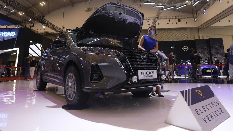 Nissan Motor Indonesia merilis SUV Nissan Kicks e-Power. Kicks e-Power merupakan crossover baru di Indonesia dengan menawarkan teknologi inovatif. Mobil anyar itu digadang memiliki sistem berbeda dengan hybrid.Mobil ini hadir dengan mesin yang sama dengan Nissan Note, yakni mesin 1,2 liter yang difungsikan sebagai generator untuk mengaliri tenaga listrik ke baterai. Nissan Kicks E-Power masih menggunakan bensin sebagai bahan bakar. Akan tetapi penggeraknya sudah menggunakan motor listrik di masing-masing roda. Nissan Kicks sudah dapat dipesan di jaringan Nissan di Indonesia dengan harga on the road Jakarta Rp 473 untuk two tone dan Rp 471 untuk one tone. (CNBC Indonesia/Andrean Kristianto)
