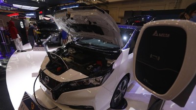 Nissan membawa mobil listriknya dalam ajang GIIAS yaitu Leaf. Nissan Leaf hadir sebagai mobil listrik dengan harga yang saat ini paling terjangkau di Indonesia. Mobil asal Jepang ini, harus melawan dominasi pabrikan Korea Selatan yang sudah lebih dulu main di pasar mobil listrik terjangkau Indonesia. Di atas kertas, spesifikasi Nissan Leaf tergolong mirip dengan Hyundai Kona maupun Hyundai Ioniq. Nissan Leaf dibekali baterai lithium-ion 40 kWh yang memungkinkan dapat menempuh jarak sejauh 311 km dalam sekali pengisian daya (charging) berdasarkan hasil test New European Driving Cycle (NEDC).Nissan mengklaim sudah menguji kualitas dan ketahanan yang paling ketat, termasuk uji banjir dan uji petir. Motor listrik yang diusung All-New Nissan Leaf menyuguhkan limpahan tenaga maksimum hingga 110 kW atau setara dengan 150 PS di 3.283 - 9.795 rpm dan torsi maksimum 320 Nm di 0 - 3.283 rpm. Hal ini membuatnya dapat berakselerasi 0 - 100 km/jam dalam 7,9 detik dengan kecepatan maksimal 155 km/jam. Oiya, Nissan Leaf juga dijejali 4 pilihan mode berkendara, yakni D-Mode, B-Mode, ECO-Mode, dan B+ECO-Mode. Khusus pasar Indonesia, Nissan Leaf dijual dengan pilihan one tone dan dual tone yang hadir dalam 11 warna dengan harga Nissan Leaf One Tone Rp 649 juta dan Nissan Leaf Dual Tone Rp 651 juta. (CNBC Indonesia/Andrean Kristianto)