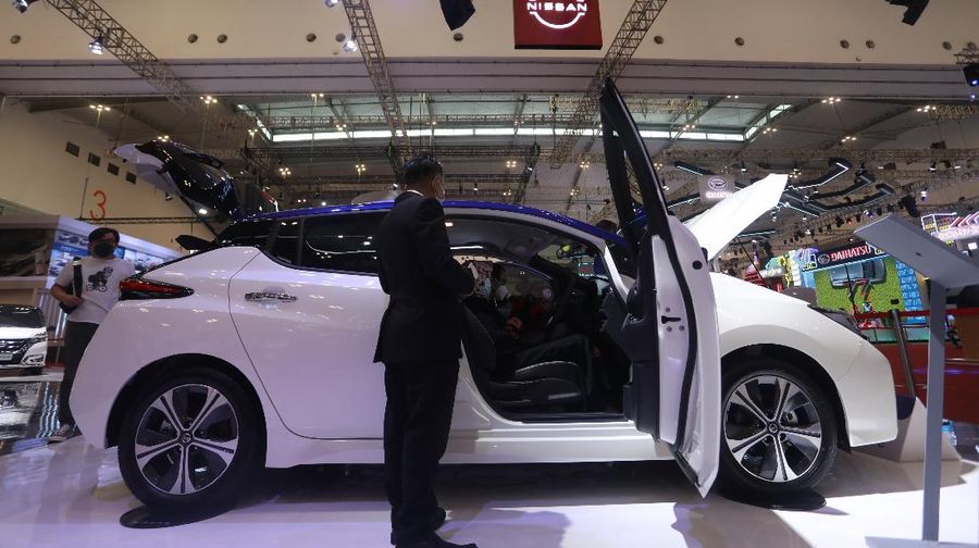 Nissan membawa mobil listriknya dalam ajang GIIAS yaitu Leaf. Nissan Leaf hadir sebagai mobil listrik dengan harga yang saat ini paling terjangkau di Indonesia. Mobil asal Jepang ini, harus melawan dominasi pabrikan Korea Selatan yang sudah lebih dulu main di pasar mobil listrik terjangkau Indonesia. Di atas kertas, spesifikasi Nissan Leaf tergolong mirip dengan Hyundai Kona maupun Hyundai Ioniq. Nissan Leaf dibekali baterai lithium-ion 40 kWh yang memungkinkan dapat menempuh jarak sejauh 311 km dalam sekali pengisian daya (charging) berdasarkan hasil test New European Driving Cycle (NEDC).Nissan mengklaim sudah menguji kualitas dan ketahanan yang paling ketat, termasuk uji banjir dan uji petir. Motor listrik yang diusung All-New Nissan Leaf menyuguhkan limpahan tenaga maksimum hingga 110 kW atau setara dengan 150 PS di 3.283 - 9.795 rpm dan torsi maksimum 320 Nm di 0 - 3.283 rpm. Hal ini membuatnya dapat berakselerasi 0 - 100 km/jam dalam 7,9 detik dengan kecepatan maksimal 155 km/jam. Oiya, Nissan Leaf juga dijejali 4 pilihan mode berkendara, yakni D-Mode, B-Mode, ECO-Mode, dan B+ECO-Mode. Khusus pasar Indonesia, Nissan Leaf dijual dengan pilihan one tone dan dual tone yang hadir dalam 11 warna dengan harga Nissan Leaf One Tone Rp 649 juta dan Nissan Leaf Dual Tone Rp 651 juta. (CNBC Indonesia/Andrean Kristianto)