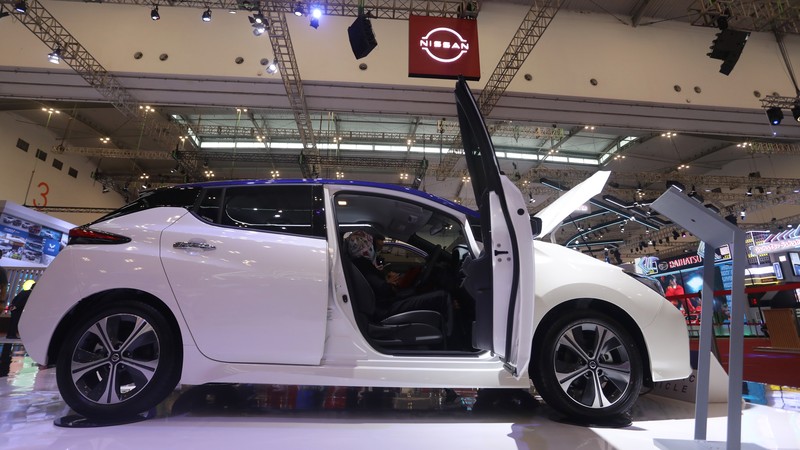 Mobil Listrik Hyundai IONIQ 5 Produksi Indonesia Mobil Listrik Hyundai IONIQ 5 Produksi Indonesia yang di pamerkan dalam ajang Indonesia International Motor Show (IIMS) 2022 di JIExpo-Kemayoran, Kamis (31/3/2022). IONIQ 5 merupakan mobil listrik yang diproduksi di pabrik Hyundai di Cikarang, Jawa Barat. (CNBC Indonesia/ Tri Susilo).