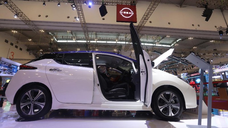 Mobil Listrik Hyundai IONIQ 5 Produksi Indonesia yang di pamerkan dalam ajang Indonesia International Motor Show (IIMS) 2022 di JIExpo-Kemayoran, Kamis (31/3/2022). IONIQ 5 merupakan mobil listrik yang diproduksi di pabrik Hyundai di Cikarang, Jawa Barat.  (CNBC Indonesia/ Tri Susilo).
