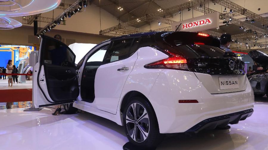 Pengunjung melihat mobil listrik Hyundai Ioniq yang dipamerkan dalam ajang pameran otomotif Gaikindo Indonesia International Auto Show (GIIAS) 2021 di ICE, BSD City, Tangerang Selatan, Senin (15/11/2021). Hyundai Ioniq meluncur berbarengan dengan Hyundai Kona medio November 2020 lalu. Dari segi eksterior, Hyundai Ioniq Electric ini sudah terpancar aura futuristik, berkat grill tanpa lubang, dengan lampu khas unik yang berasal dari lampu depan LED ke Day Running Light (DRL). Dari sisi interior, IONIQ menampilkan kesan modern dengan kursi berbalut kulit. IONIQ juga memiliki dua layar LCD yang menampilkan berbagai informasi untuk pengemudi. Cluster Supervision dengan layar LCD TFT 7