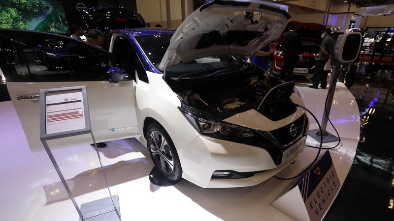 Pengunjung melihat mobil listrik Hyundai Ioniq yang dipamerkan dalam ajang pameran otomotif Gaikindo Indonesia International Auto Show (GIIAS) 2021 di ICE, BSD City, Tangerang Selatan, Senin (15/11/2021). Hyundai Ioniq meluncur berbarengan dengan Hyundai Kona medio November 2020 lalu. Dari segi eksterior, Hyundai Ioniq Electric ini sudah terpancar aura futuristik, berkat grill tanpa lubang, dengan lampu khas unik yang berasal dari lampu depan LED ke Day Running Light (DRL). Dari sisi interior, IONIQ menampilkan kesan modern dengan kursi berbalut kulit. IONIQ juga memiliki dua layar LCD yang menampilkan berbagai informasi untuk pengemudi. Cluster Supervision dengan layar LCD TFT 7