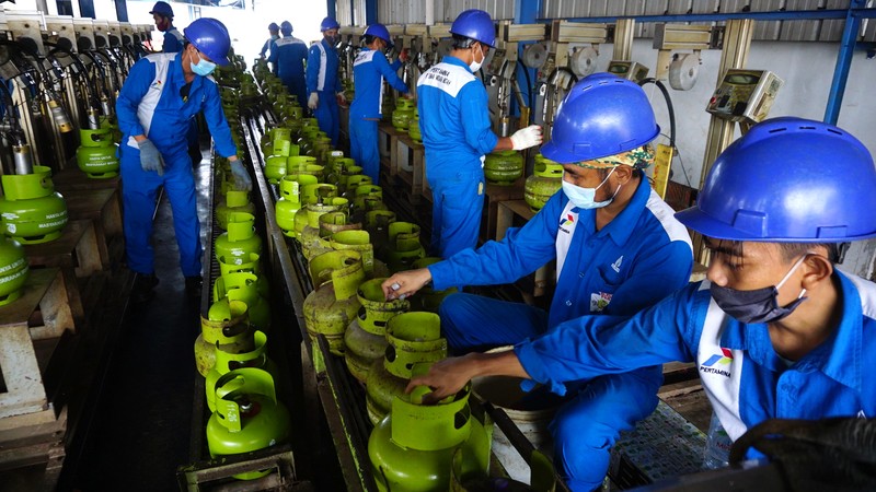 Pekerja melakukan sejumlah tahap pengisian LPG pada tabung 3 Kg di SPBE (Stasiun Pengisian Bahan Bakar Elpiji), Srengseng, Jakarta, Senin (15/11/2021). (CNBC Indonesia/Tri Susilo) Pekerja melakukan sejumlah tahap pengisian LPG pada tabung 3 Kg di SPBE (Stasiun Pengisian Bahan Bakar Elpiji), Srengseng, Jakarta, Senin (15/11/2021). (CNBC Indonesia/Tri Susilo)