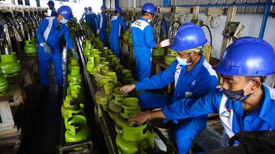 Pekerja melakukan sejumlah tahap pengisian LPG pada tabung 3 Kg di SPBE (Stasiun Pengisian Bahan Bakar Elpiji), Srengseng, Jakarta, Senin (15/11/2021).  (CNBC Indonesia/Tri Susilo)