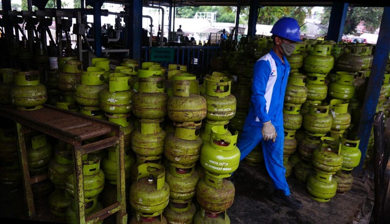 Pekerja melakukan sejumlah tahap pengisian LPG pada tabung 3 Kg di SPBE (Stasiun Pengisian Bahan Bakar Elpiji), Srengseng, Jakarta, Senin (15/11/2021). (CNBC Indonesia/Tri Susilo) Pekerja melakukan sejumlah tahap pengisian LPG pada tabung 3 Kg di SPBE (Stasiun Pengisian Bahan Bakar Elpiji), Srengseng, Jakarta, Senin (15/11/2021). (CNBC Indonesia/Tri Susilo)