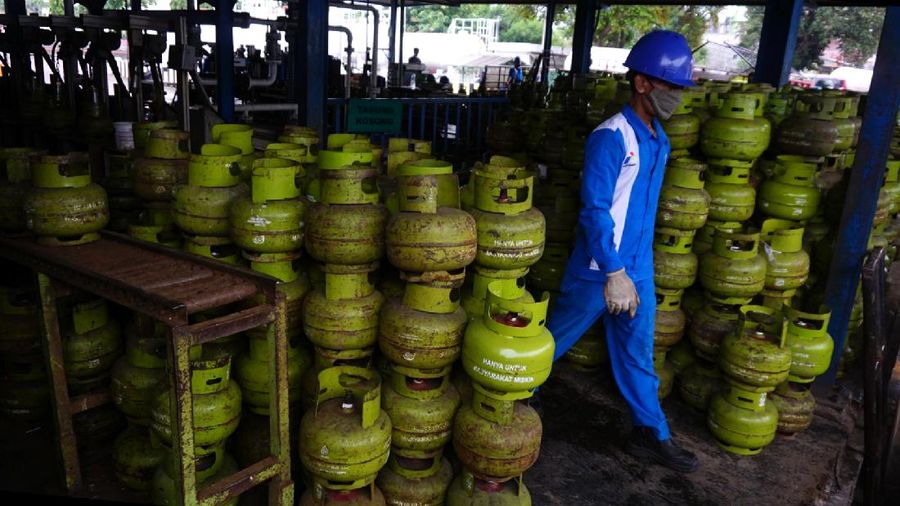 Pekerja melakukan sejumlah tahap pengisian LPG pada tabung 3 Kg di SPBE (Stasiun Pengisian Bahan Bakar Elpiji), Srengseng, Jakarta, Senin (15/11/2021).  (վ/Tri Susilo)