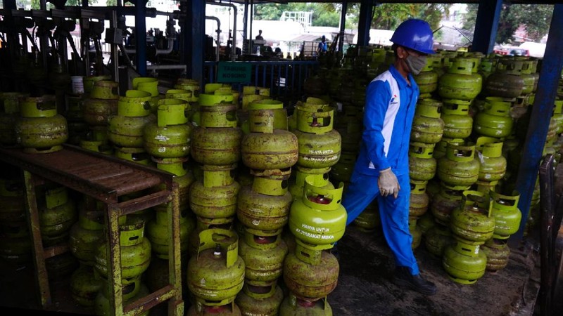 Pekerja melakukan sejumlah tahap pengisian LPG pada tabung 3 Kg di SPBE (Stasiun Pengisian Bahan Bakar Elpiji), Srengseng, Jakarta, Senin (15/11/2021).  (CNBC Indonesia/Tri Susilo)