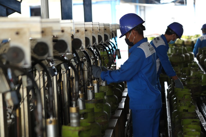 Pekerja melakukan sejumlah tahap pengisian LPG pada tabung 3 Kg di SPBE (Stasiun Pengisian Bahan Bakar Elpiji), Srengseng, Jakarta, Senin (15/11/2021). (CNBC Indonesia/Tri Susilo) Pekerja melakukan sejumlah tahap pengisian LPG pada tabung 3 Kg di SPBE (Stasiun Pengisian Bahan Bakar Elpiji), Srengseng, Jakarta, Senin (15/11/2021). (CNBC Indonesia/Tri Susilo)