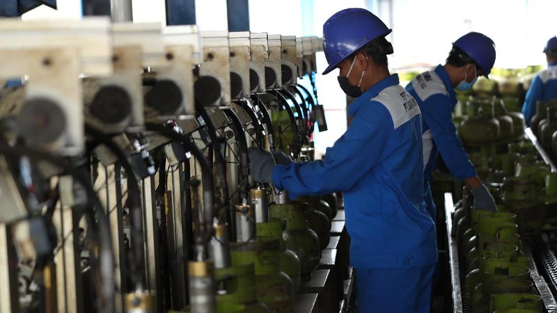 Pekerja melakukan sejumlah tahap pengisian LPG pada tabung 3 Kg di SPBE (Stasiun Pengisian Bahan Bakar Elpiji), Srengseng, Jakarta, Senin (15/11/2021).  (CNBC Indonesia/Tri Susilo)