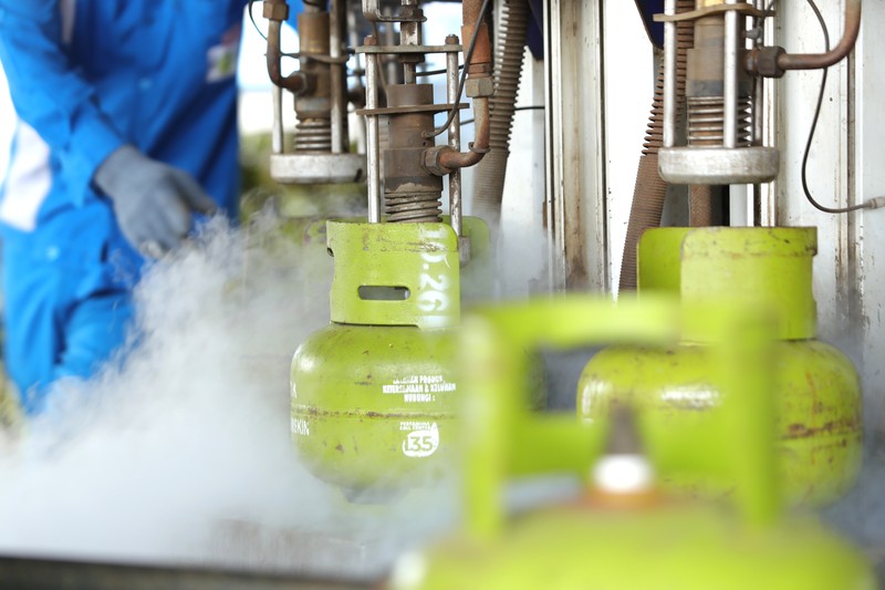 Pekerja melakukan sejumlah tahap pengisian LPG pada tabung 3 Kg di SPBE (Stasiun Pengisian Bahan Bakar Elpiji), Srengseng, Jakarta, Senin (15/11/2021). (CNBC Indonesia/Tri Susilo) Pekerja melakukan sejumlah tahap pengisian LPG pada tabung 3 Kg di SPBE (Stasiun Pengisian Bahan Bakar Elpiji), Srengseng, Jakarta, Senin (15/11/2021). (CNBC Indonesia/Tri Susilo)