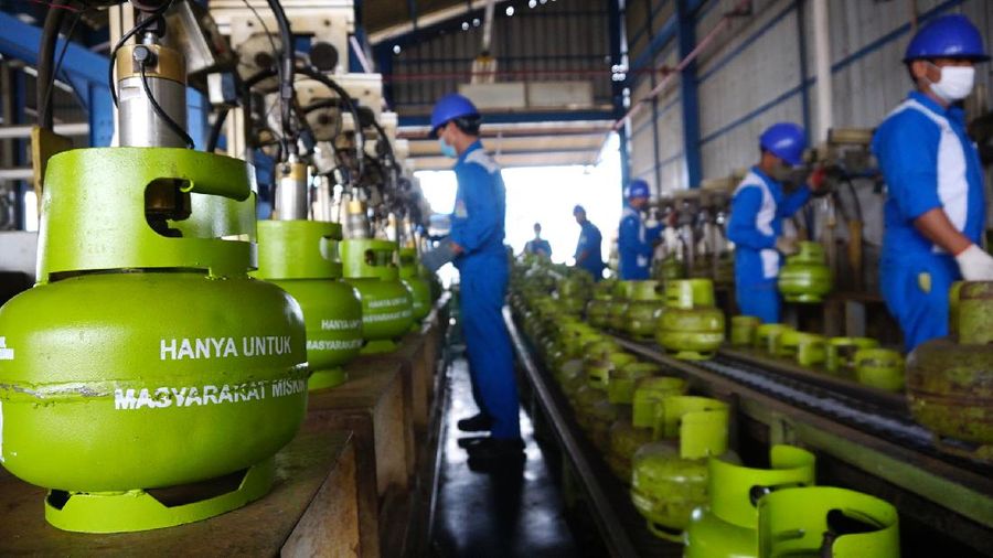 Pekerja melakukan sejumlah tahap pengisian LPG pada tabung 3 Kg di SPBE (Stasiun Pengisian Bahan Bakar Elpiji), Srengseng, Jakarta, Senin (15/11/2021).  (վ/Tri Susilo)