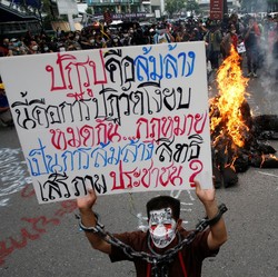 Potret Panas Demo 'Goyang' Raja Thailand, Tiga Orang Luka