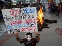 Potret Panas Demo 'Goyang' Raja Thailand, Tiga Orang Luka
