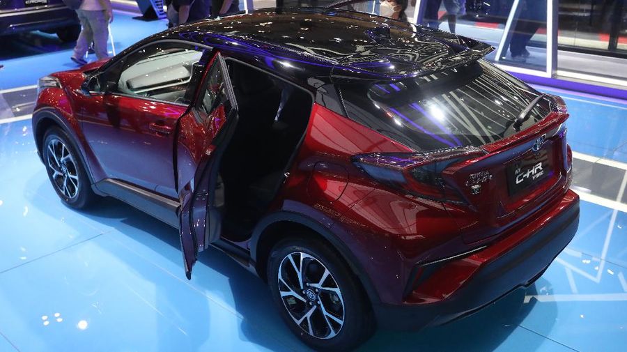 Dalam ajang GIIAS Toyota Indonesia menghadirkan mobil hybridnya yaitu C-HR Hybrid. Toyota C-HR Hybrid mengandalkan mesin berkode 2ZR-FXE 1.798 cc dipadu dengan Hybrid Synergi Drive yang menghasilkan tenaga 100 ps di mesin dan 36 ps dari motor listrik. Tenaga tersebut dikawal transmisi otomatik CVT 7 percepatan. Untuk kelengkapan safety, C-HR Hybrid dilengkapi dengan Impact Absorbing Structure, 7 SRS Aribag, Vehicle Stabilty Control, Hill-Start Assist, ABS dan Traction Control. Dalam ajang GIIAS mobil ini dibandrol seharga Rp 561.450.000. (CNBC Indonesia/Andrean Kristianto)