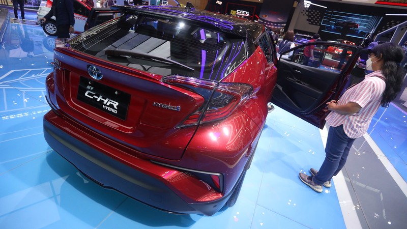 Pengunjung melihat mobil listrik Hyundai Ioniq yang dipamerkan dalam ajang pameran otomotif Gaikindo Indonesia International Auto Show (GIIAS) 2021 di ICE, BSD City, Tangerang Selatan, Senin (15/11/2021). Hyundai Ioniq meluncur berbarengan dengan Hyundai Kona medio November 2020 lalu. Dari segi eksterior, Hyundai Ioniq Electric ini sudah terpancar aura futuristik, berkat grill tanpa lubang, dengan lampu khas unik yang berasal dari lampu depan LED ke Day Running Light (DRL). Dari sisi interior, IONIQ menampilkan kesan modern dengan kursi berbalut kulit. IONIQ juga memiliki dua layar LCD yang menampilkan berbagai informasi untuk pengemudi. Cluster Supervision dengan layar LCD TFT 7