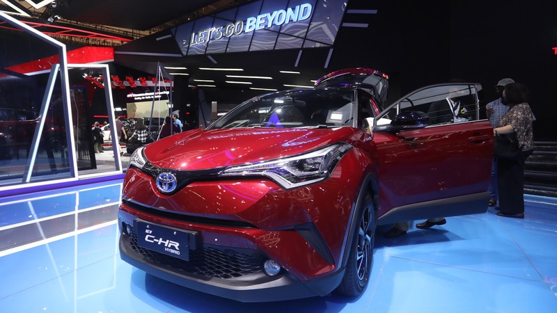 Hyundai Ioniq Pengunjung melihat mobil listrik Hyundai Ioniq yang dipamerkan dalam ajang pameran otomotif Gaikindo Indonesia International Auto Show (GIIAS) 2021 di ICE, BSD City, Tangerang Selatan, Senin (15/11/2021). Hyundai Ioniq meluncur berbarengan dengan Hyundai Kona medio November 2020 lalu. Dari segi eksterior, Hyundai Ioniq Electric ini sudah terpancar aura futuristik, berkat grill tanpa lubang, dengan lampu khas unik yang berasal dari lampu depan LED ke Day Running Light (DRL). Dari sisi interior, IONIQ menampilkan kesan modern dengan kursi berbalut kulit. IONIQ juga memiliki dua layar LCD yang menampilkan berbagai informasi untuk pengemudi. Cluster Supervision dengan layar LCD TFT 7