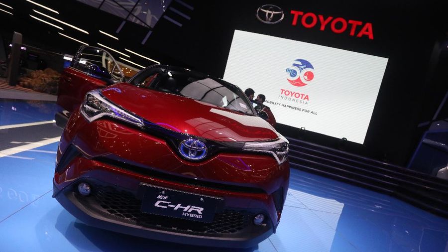 Dalam ajang GIIAS Toyota Indonesia menghadirkan mobil hybridnya yaitu C-HR Hybrid. Toyota C-HR Hybrid mengandalkan mesin berkode 2ZR-FXE 1.798 cc dipadu dengan Hybrid Synergi Drive yang menghasilkan tenaga 100 ps di mesin dan 36 ps dari motor listrik. Tenaga tersebut dikawal transmisi otomatik CVT 7 percepatan. Untuk kelengkapan safety, C-HR Hybrid dilengkapi dengan Impact Absorbing Structure, 7 SRS Aribag, Vehicle Stabilty Control, Hill-Start Assist, ABS dan Traction Control. Dalam ajang GIIAS mobil ini dibandrol seharga Rp 561.450.000. (վ/Andrean Kristianto)