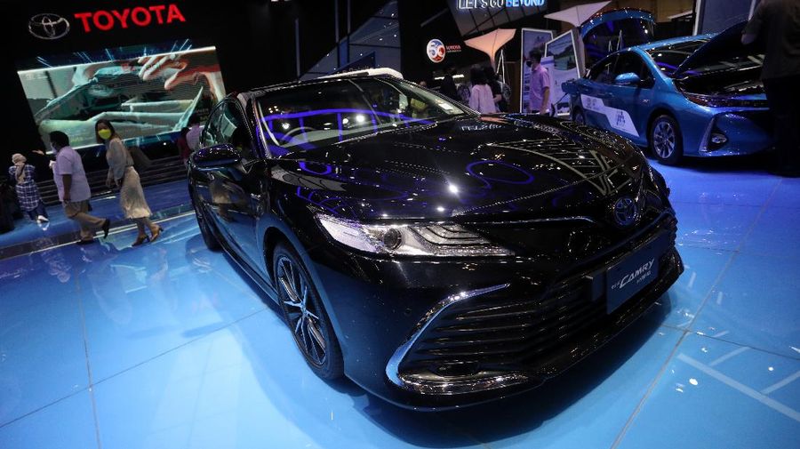 Pengunjung melihat mobil listrik Hyundai Ioniq yang dipamerkan dalam ajang pameran otomotif Gaikindo Indonesia International Auto Show (GIIAS) 2021 di ICE, BSD City, Tangerang Selatan, Senin (15/11/2021). Hyundai Ioniq meluncur berbarengan dengan Hyundai Kona medio November 2020 lalu. Dari segi eksterior, Hyundai Ioniq Electric ini sudah terpancar aura futuristik, berkat grill tanpa lubang, dengan lampu khas unik yang berasal dari lampu depan LED ke Day Running Light (DRL). Dari sisi interior, IONIQ menampilkan kesan modern dengan kursi berbalut kulit. IONIQ juga memiliki dua layar LCD yang menampilkan berbagai informasi untuk pengemudi. Cluster Supervision dengan layar LCD TFT 7