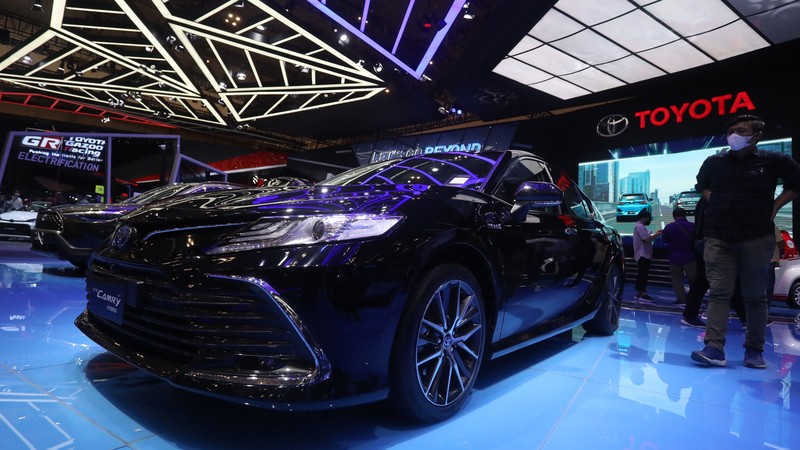 Pengunjung melihat mobil listrik Hyundai Ioniq yang dipamerkan dalam ajang pameran otomotif Gaikindo Indonesia International Auto Show (GIIAS) 2021 di ICE, BSD City, Tangerang Selatan, Senin (15/11/2021). Hyundai Ioniq meluncur berbarengan dengan Hyundai Kona medio November 2020 lalu. Dari segi eksterior, Hyundai Ioniq Electric ini sudah terpancar aura futuristik, berkat grill tanpa lubang, dengan lampu khas unik yang berasal dari lampu depan LED ke Day Running Light (DRL). Dari sisi interior, IONIQ menampilkan kesan modern dengan kursi berbalut kulit. IONIQ juga memiliki dua layar LCD yang menampilkan berbagai informasi untuk pengemudi. Cluster Supervision dengan layar LCD TFT 7