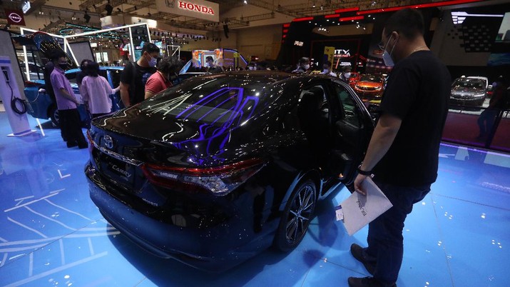 Toyota Camry Toyota juga membawa mobil hybridnya yaitu Camry Hybrid. Ubahan eksterior pada Camry Hybrid ada pada bumper depan, gril, serta pelek dan menambah fitur Toyota Safety Sense (TSS) dan Technology T Intouch. Saat ini harga mobil ini telah disesuaikan PPnBM berbasis emisi sehingga harganya menjadi Rp767 juta. (CNBC Indonesia/Andrean Kristianto)