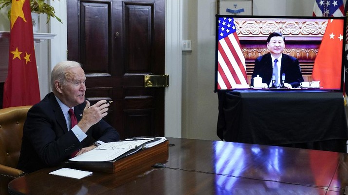 APTOPIX Biden US China President Joe Biden meets virtually with Chinese President Xi Jinping from the Roosevelt Room of the White House in Washington, Monday, Nov. 15, 2021. (AP Photo/Susan Walsh)