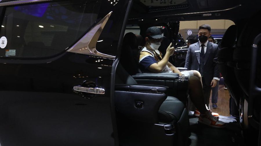 Lexus LM-350 (CNBC Indonesia/Andrean Kristianto)