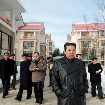 Gaya Kim Jong Un Pantau Kota Baru 'Utopia Sosialis' Korut