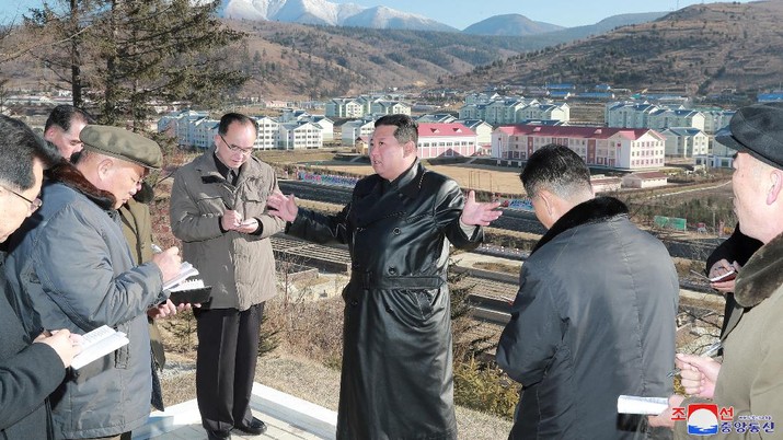 North Korean leader Kim Jong Un gives field guidance during a visit to Samjiyon City, North Korea in this undated photo released on November 16, 2021 by North Korea's Korean Central News Agency (KCNA). KCNA via REUTERS ATTENTION EDITORS - THIS IMAGE WAS PROVIDED BY A THIRD PARTY. REUTERS IS UNABLE TO INDEPENDENTLY VERIFY THIS IMAGE. NO THIRD PARTY SALES. SOUTH KOREA OUT. NO COMMERCIAL OR EDITORIAL SALES IN SOUTH KOREA.