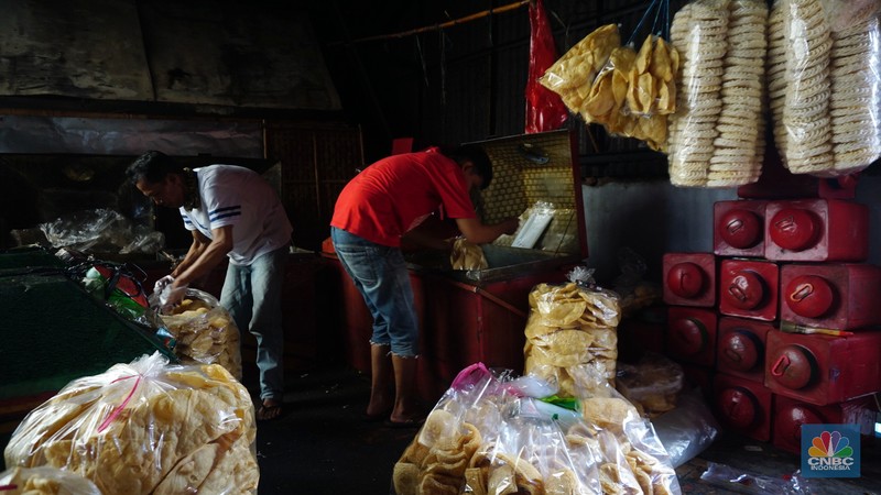 Pekerja menyelesaikan pembuatan kerupuk di salah satu pabrik dikawasan Jakarta, Selasa (16/11/2021). Harga minyak goreng curah terbus Rp 18 ribu per kilogram (kg). Hal itu berdampak pada produsen kerupuk. (CNBC Indonesia/Tri Susilo) Pekerja menyelesaikan pembuatan kerupuk di salah satu pabrik dikawasan Jakarta, Selasa (16/11/2021). Harga minyak goreng curah terbus Rp 18 ribu per kilogram (kg). Hal itu berdampak pada produsen kerupuk. (CNBC Indonesia/Tri Susilo)