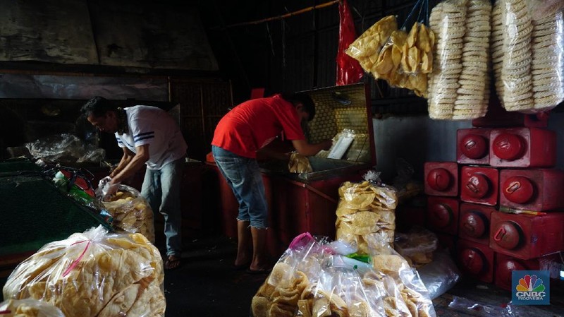 Pekerja menyelesaikan pembuatan kerupuk di salah satu pabrik dikawasan Jakarta, Selasa (16/11/2021). Harga minyak goreng curah terbus Rp 18 ribu per kilogram (kg). Hal itu berdampak pada produsen kerupuk.  (CNBC Indonesia/Tri Susilo)