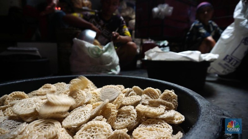 Pekerja menyelesaikan pembuatan kerupuk di salah satu pabrik dikawasan Jakarta, Selasa (16/11/2021). Harga minyak goreng curah terbus Rp 18 ribu per kilogram (kg). Hal itu berdampak pada produsen kerupuk.  (CNBC Indonesia/Tri Susilo)