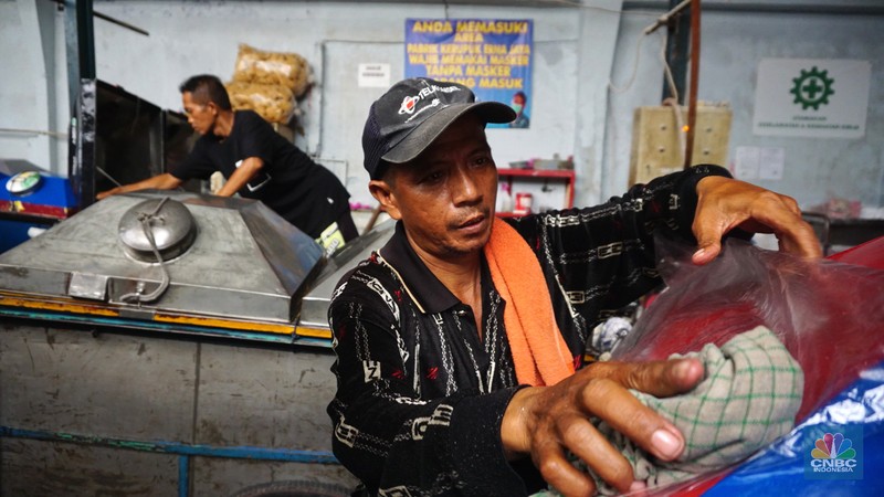 Pekerja menyelesaikan pembuatan kerupuk di salah satu pabrik dikawasan Jakarta, Selasa (16/11/2021). Harga minyak goreng curah terbus Rp 18 ribu per kilogram (kg). Hal itu berdampak pada produsen kerupuk. (CNBC Indonesia/Tri Susilo) Pekerja menyelesaikan pembuatan kerupuk di salah satu pabrik dikawasan Jakarta, Selasa (16/11/2021). Harga minyak goreng curah terbus Rp 18 ribu per kilogram (kg). Hal itu berdampak pada produsen kerupuk. (CNBC Indonesia/Tri Susilo)