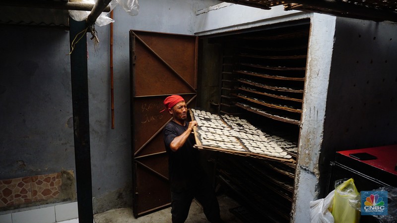 Pekerja menyelesaikan pembuatan kerupuk di salah satu pabrik dikawasan Jakarta, Selasa (16/11/2021). Harga minyak goreng curah terbus Rp 18 ribu per kilogram (kg). Hal itu berdampak pada produsen kerupuk. (CNBC Indonesia/Tri Susilo) Pekerja menyelesaikan pembuatan kerupuk di salah satu pabrik dikawasan Jakarta, Selasa (16/11/2021). Harga minyak goreng curah terbus Rp 18 ribu per kilogram (kg). Hal itu berdampak pada produsen kerupuk. (CNBC Indonesia/Tri Susilo)