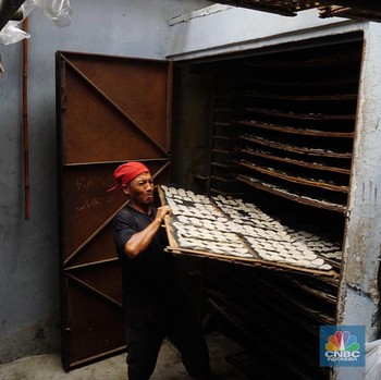 Harga Minyak Curah Melejit, Pabrik Kerupuk Menjerit