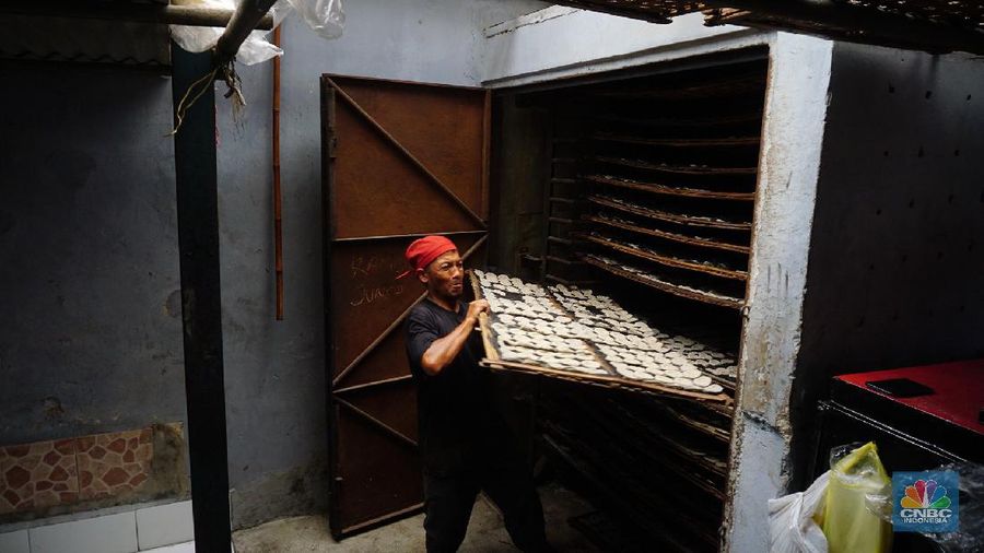 Pekerja menyelesaikan pembuatan kerupuk di salah satu pabrik dikawasan Jakarta, Selasa (16/11/2021). Harga minyak goreng curah terbus Rp 18 ribu per kilogram (kg). Hal itu berdampak pada produsen kerupuk.  (CNBC Indonesia/Tri Susilo)