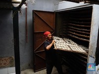 Harga Minyak Curah Melejit, Pabrik Kerupuk Menjerit