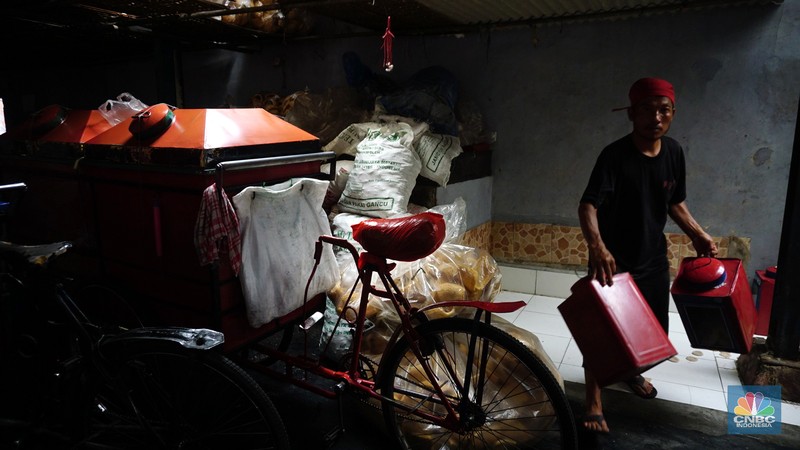 Pekerja menyelesaikan pembuatan kerupuk di salah satu pabrik dikawasan Jakarta, Selasa (16/11/2021). Harga minyak goreng curah terbus Rp 18 ribu per kilogram (kg). Hal itu berdampak pada produsen kerupuk. (CNBC Indonesia/Tri Susilo) Pekerja menyelesaikan pembuatan kerupuk di salah satu pabrik dikawasan Jakarta, Selasa (16/11/2021). Harga minyak goreng curah terbus Rp 18 ribu per kilogram (kg). Hal itu berdampak pada produsen kerupuk. (CNBC Indonesia/Tri Susilo)