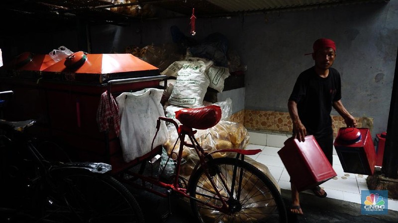Pekerja menyelesaikan pembuatan kerupuk di salah satu pabrik dikawasan Jakarta, Selasa (16/11/2021). Harga minyak goreng curah terbus Rp 18 ribu per kilogram (kg). Hal itu berdampak pada produsen kerupuk.  (CNBC Indonesia/Tri Susilo)
