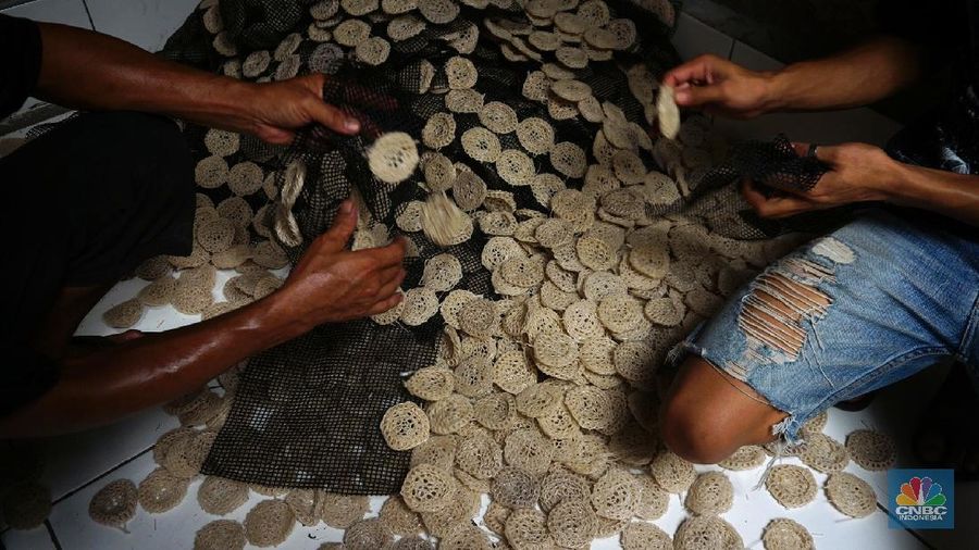 Pekerja menyelesaikan pembuatan kerupuk di salah satu pabrik dikawasan Jakarta, Selasa (16/11/2021). Harga minyak goreng curah terbus Rp 18 ribu per kilogram (kg). Hal itu berdampak pada produsen kerupuk. (CNBC Indonesia/Tri Susilo)