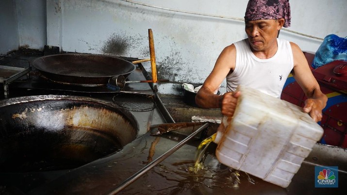 Pekerja menyelesaikan pembuatan kerupuk di salah satu pabrik dikawasan Jakarta, Selasa (16/11/2021). Harga minyak goreng curah terbus Rp 18 ribu per kilogram (kg). Hal itu berdampak pada produsen kerupuk.  (CNBC Indonesia/Tri Susilo)
