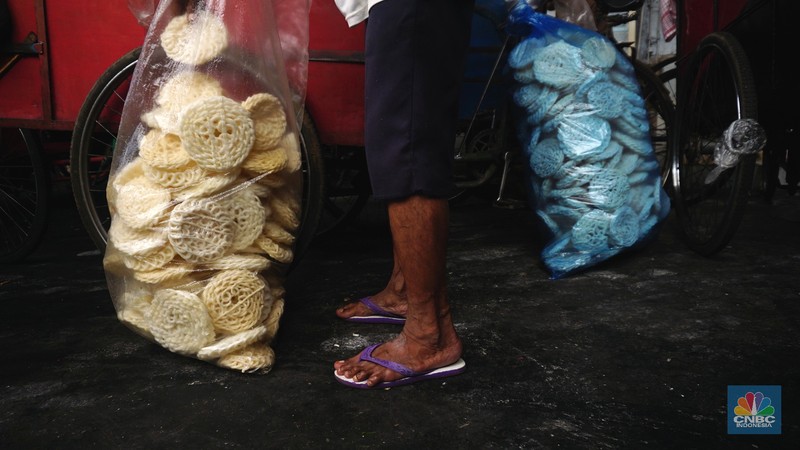Pekerja menyelesaikan pembuatan kerupuk di salah satu pabrik dikawasan Jakarta, Selasa (16/11/2021). Harga minyak goreng curah terbus Rp 18 ribu per kilogram (kg). Hal itu berdampak pada produsen kerupuk. (CNBC Indonesia/Tri Susilo) Pekerja menyelesaikan pembuatan kerupuk di salah satu pabrik dikawasan Jakarta, Selasa (16/11/2021). Harga minyak goreng curah terbus Rp 18 ribu per kilogram (kg). Hal itu berdampak pada produsen kerupuk. (CNBC Indonesia/Tri Susilo)