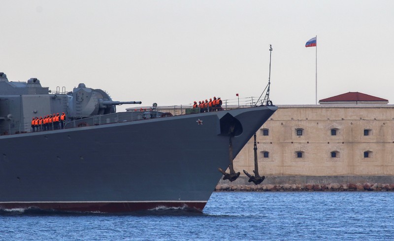 RUSSIA-BRITAIN/MILITARY The Russian Navy's guided missile cruiser Moskva (Moscow) sails past the Monument to Scuttled Ships into a harbour after tracking NATO warships in the Black Sea, in the port of Sevastopol, Crimea November 16, 2021. REUTERS/Alexey Pavlishak