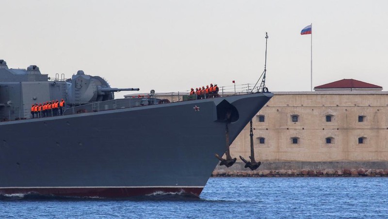 The Russian Navy's guided missile cruiser Moskva (Moscow) sails past the Monument to Scuttled Ships into a harbour after tracking NATO warships in the Black Sea, in the port of Sevastopol, Crimea November 16, 2021. REUTERS/Alexey Pavlishak