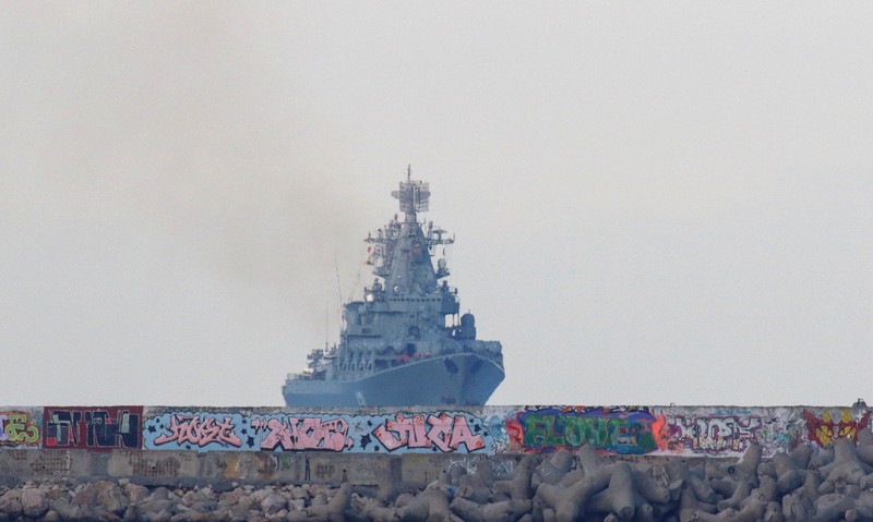 RUSSIA-BRITAIN/MILITARY The Russian Navy's guided missile cruiser Moskva (Moscow) sails past the Monument to Scuttled Ships into a harbour after tracking NATO warships in the Black Sea, in the port of Sevastopol, Crimea November 16, 2021. REUTERS/Alexey Pavlishak