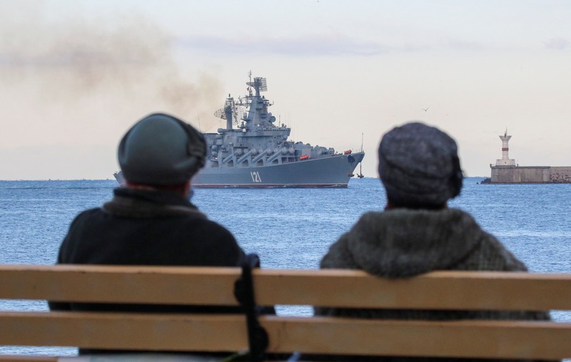 RUSSIA-BRITAIN/MILITARY The Russian Navy's guided missile cruiser Moskva (Moscow) sails past the Monument to Scuttled Ships into a harbour after tracking NATO warships in the Black Sea, in the port of Sevastopol, Crimea November 16, 2021. REUTERS/Alexey Pavlishak