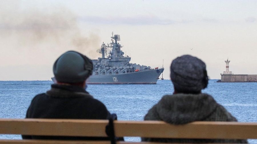 The Russian Navy's guided missile cruiser Moskva (Moscow) sails past the Monument to Scuttled Ships into a harbour after tracking NATO warships in the Black Sea, in the port of Sevastopol, Crimea November 16, 2021. REUTERS/Alexey Pavlishak
