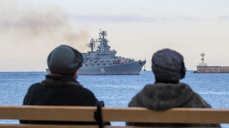 The Russian Navy's guided missile cruiser Moskva (Moscow) sails past the Monument to Scuttled Ships into a harbour after tracking NATO warships in the Black Sea, in the port of Sevastopol, Crimea November 16, 2021. REUTERS/Alexey Pavlishak